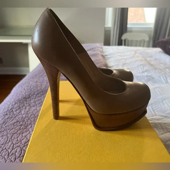 Fendi Nappa Women's Beige Leather Heels - Picture 3 of 14